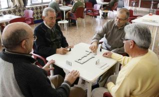 bar-socios-jugando